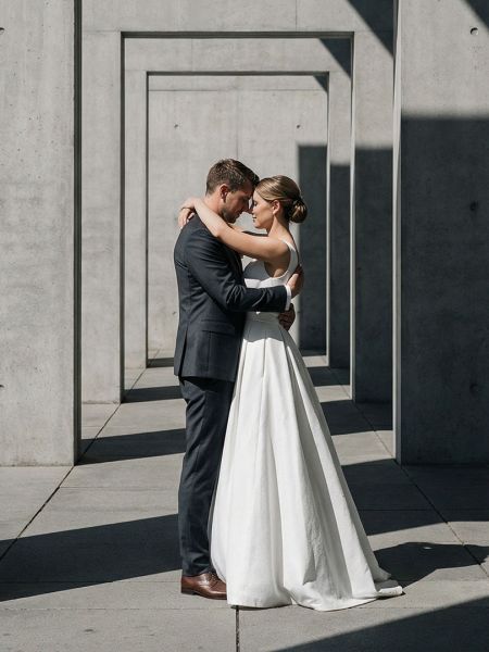 sich umarmendes Brautppaar